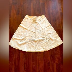 Gap women’s A-line skirt; size 8; subtle tan floral on off white background.